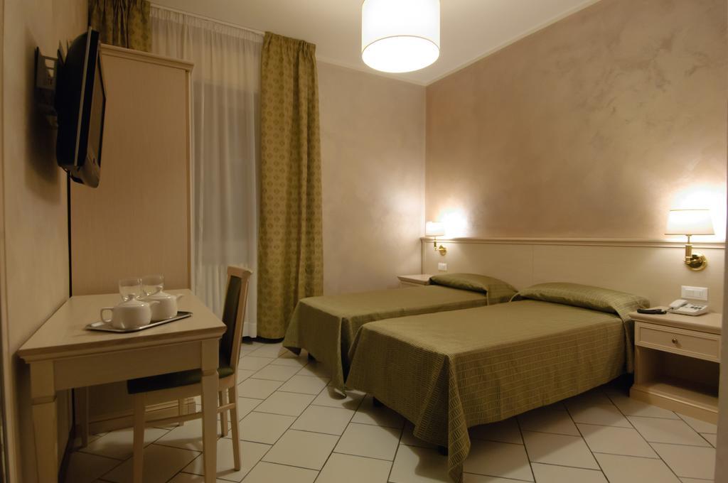 Albergo Locanda Cavallino Toscolano-Maderno Habitación foto